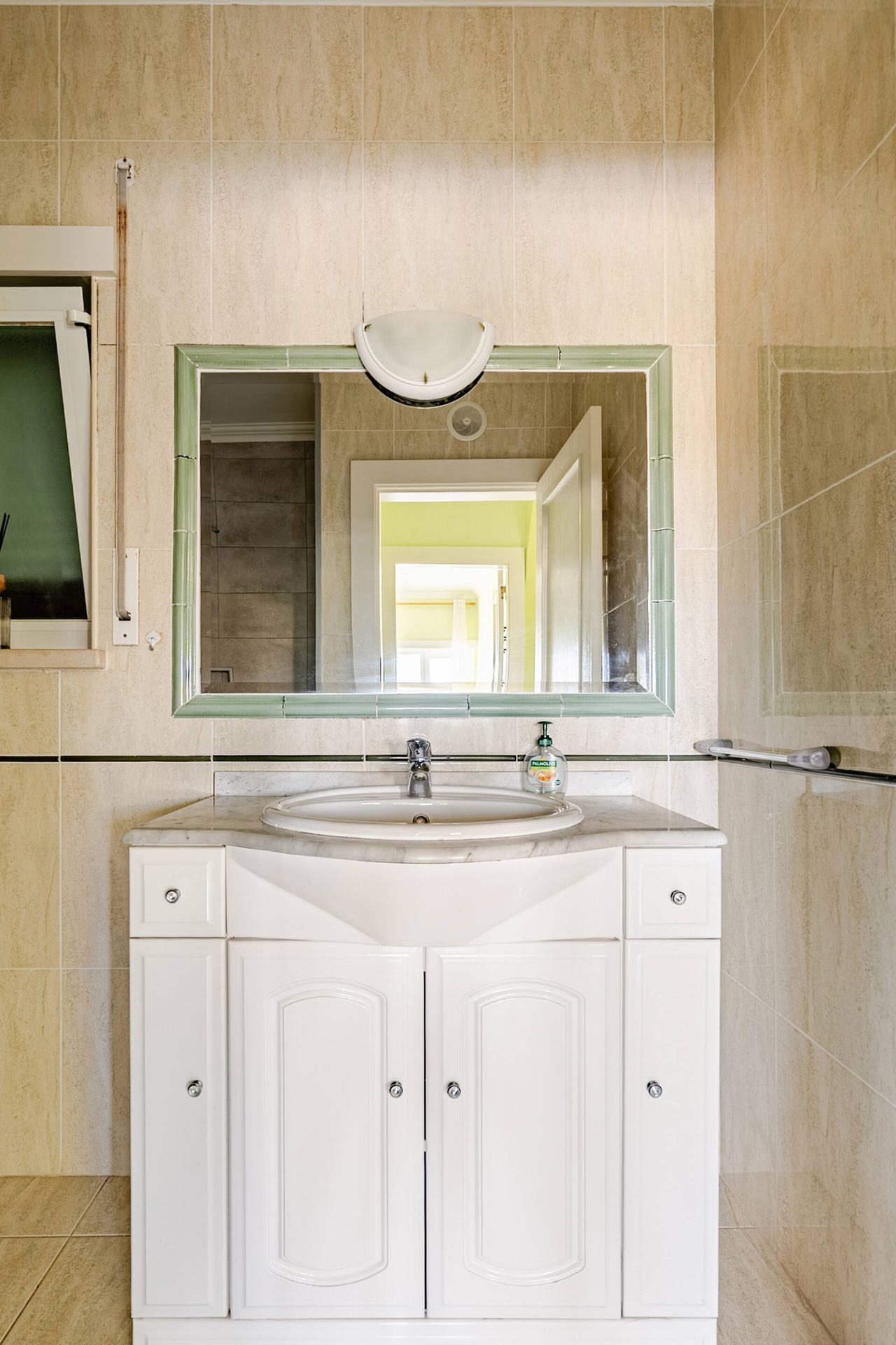 Peniche Beach Apartment Bay — bathroom in Peniche
