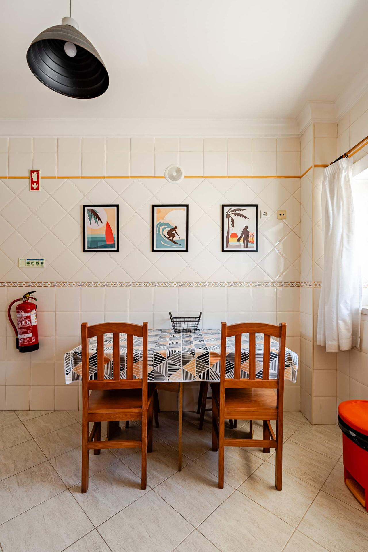 Peniche Beach Apartment Bay — dining area in Peniche