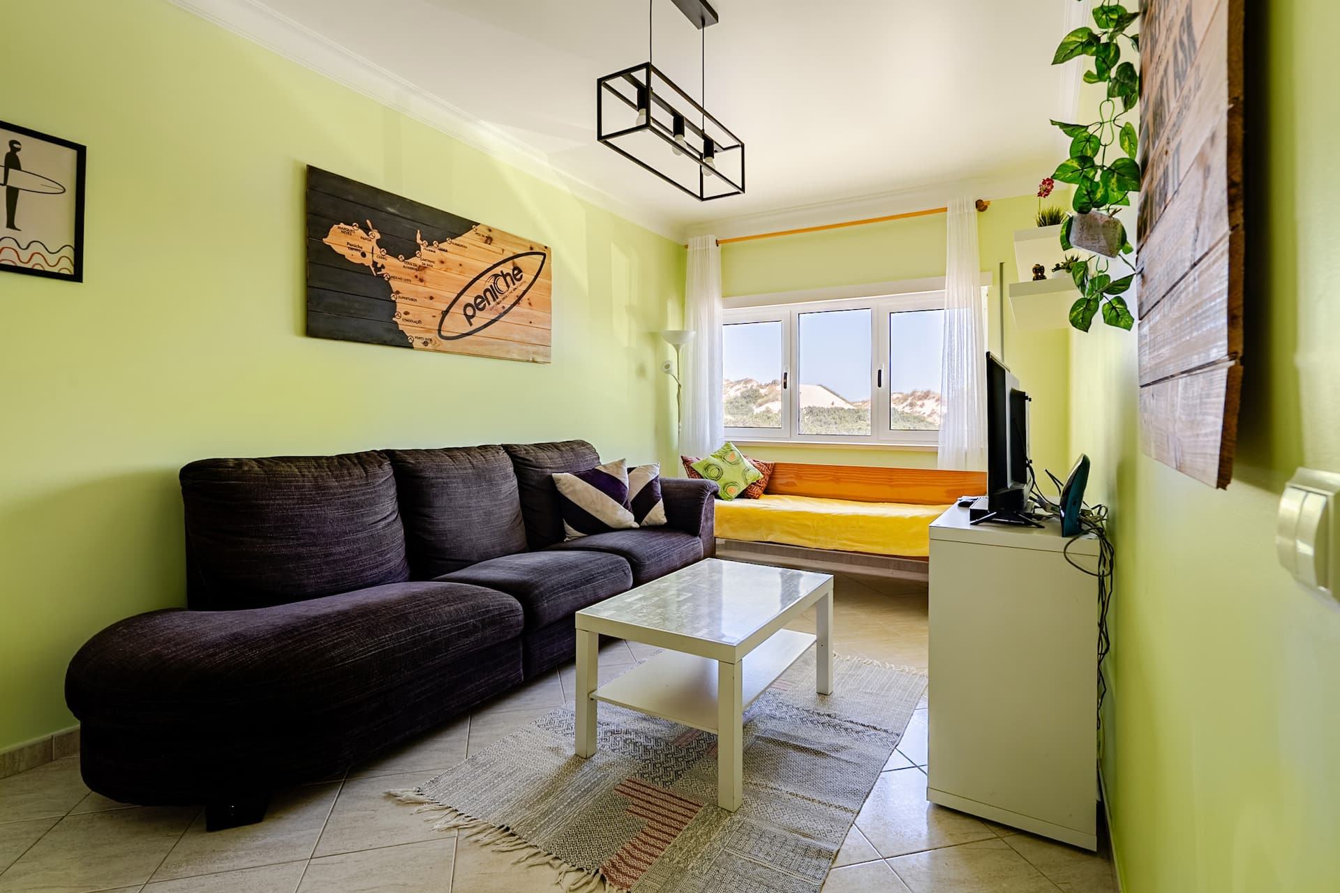 Peniche Beach Apartment Bay — living room in Peniche