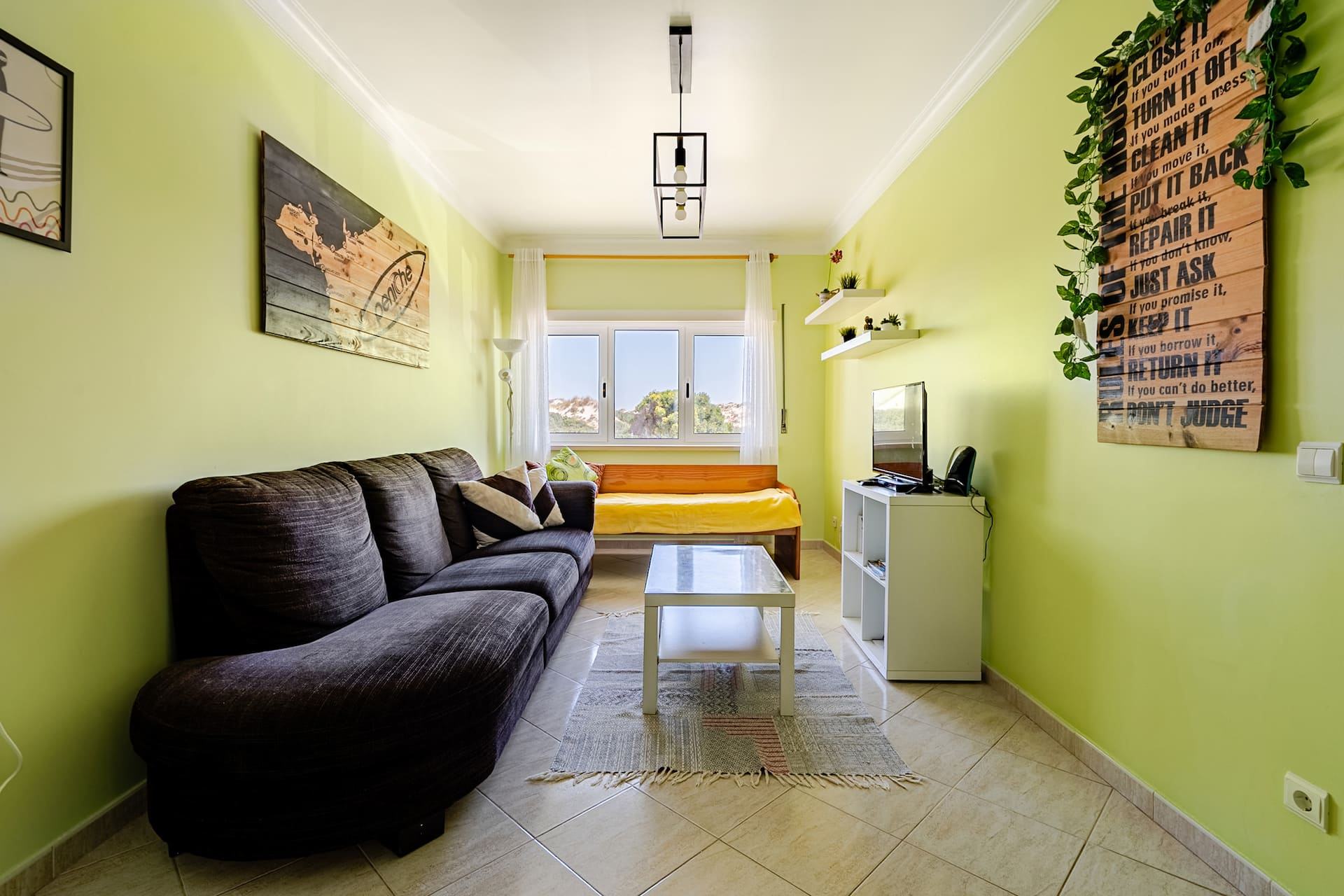 Peniche Beach Apartment Bay — living room in Peniche