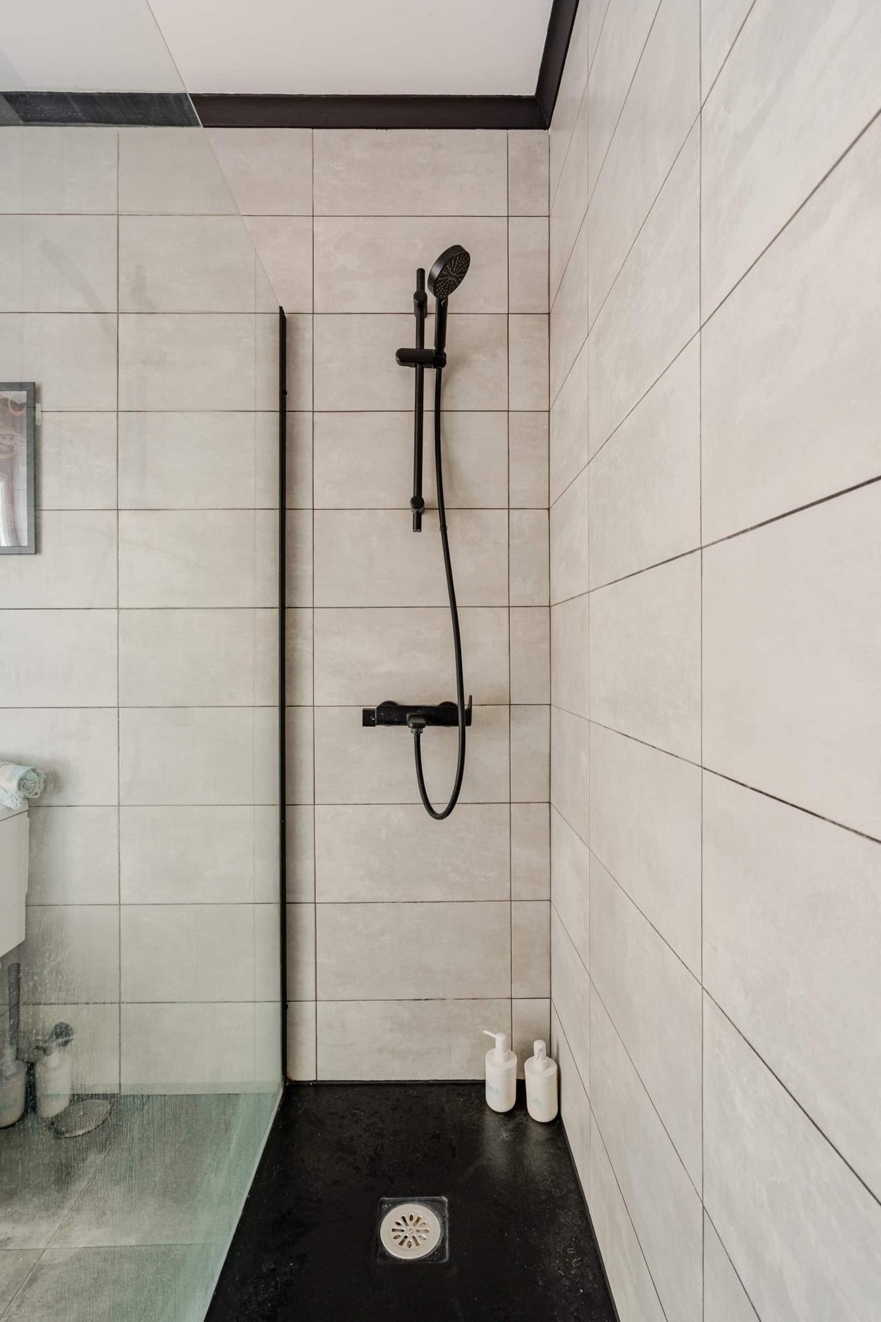 Peniche Beach Apartment Fishermen — bathroom in Peniche
