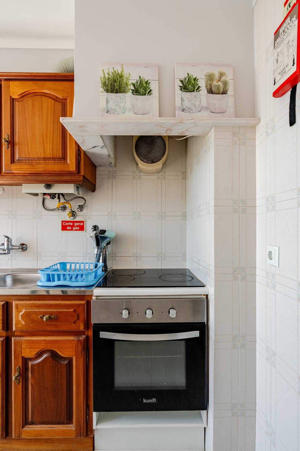 Peniche Beach Apartment Fishermen — fully equipped kitchen in Peniche