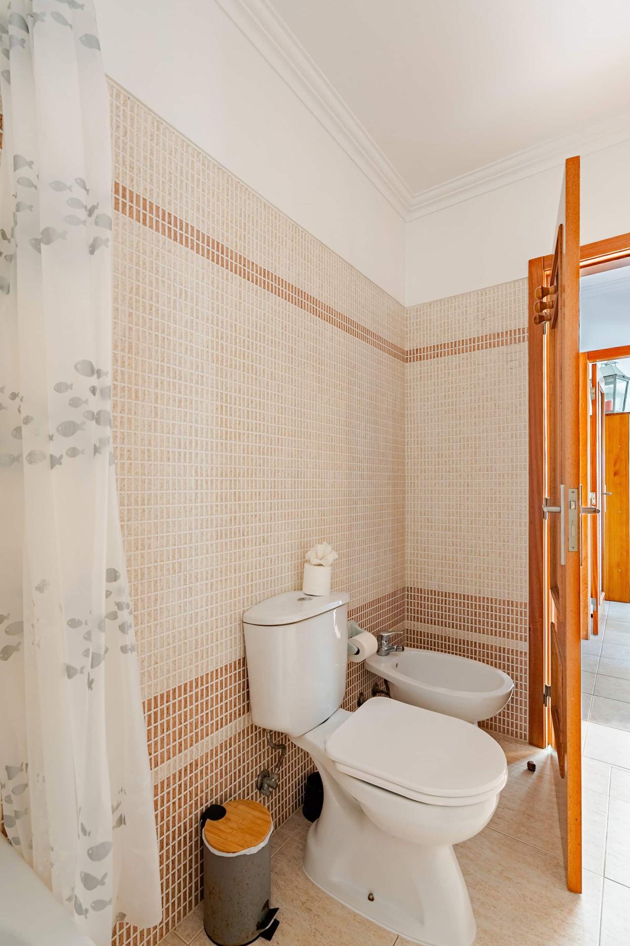 SurfPeniche Ocean View — bathroom in Peniche