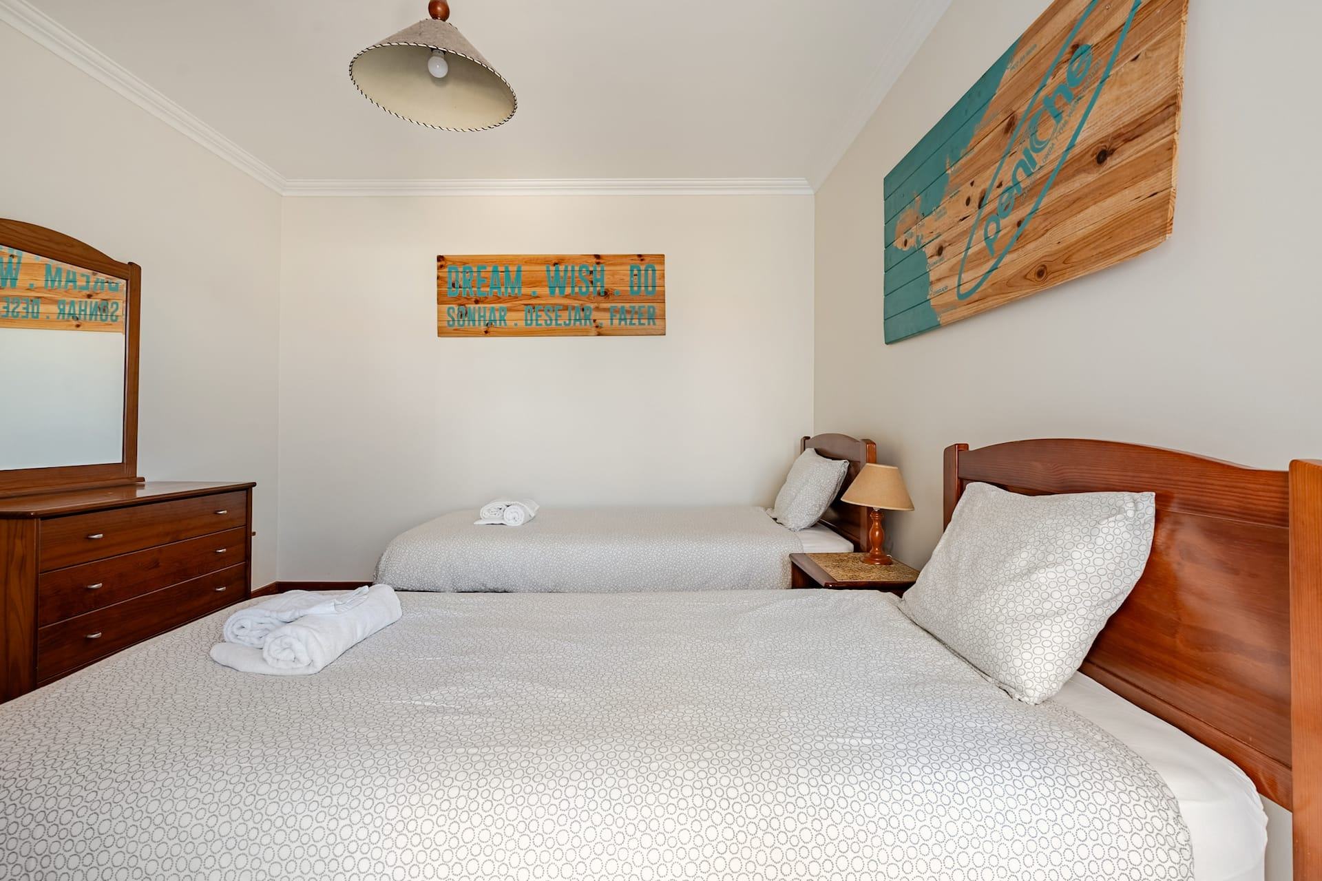 SurfPeniche Ocean View — bedroom with single beds in Peniche