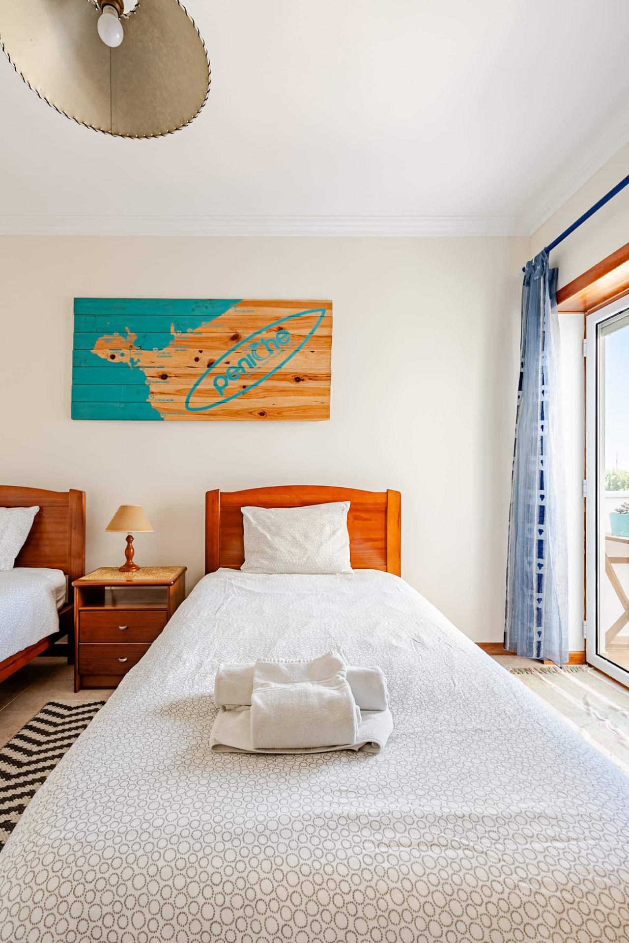 SurfPeniche Ocean View — bedroom with single beds in Peniche
