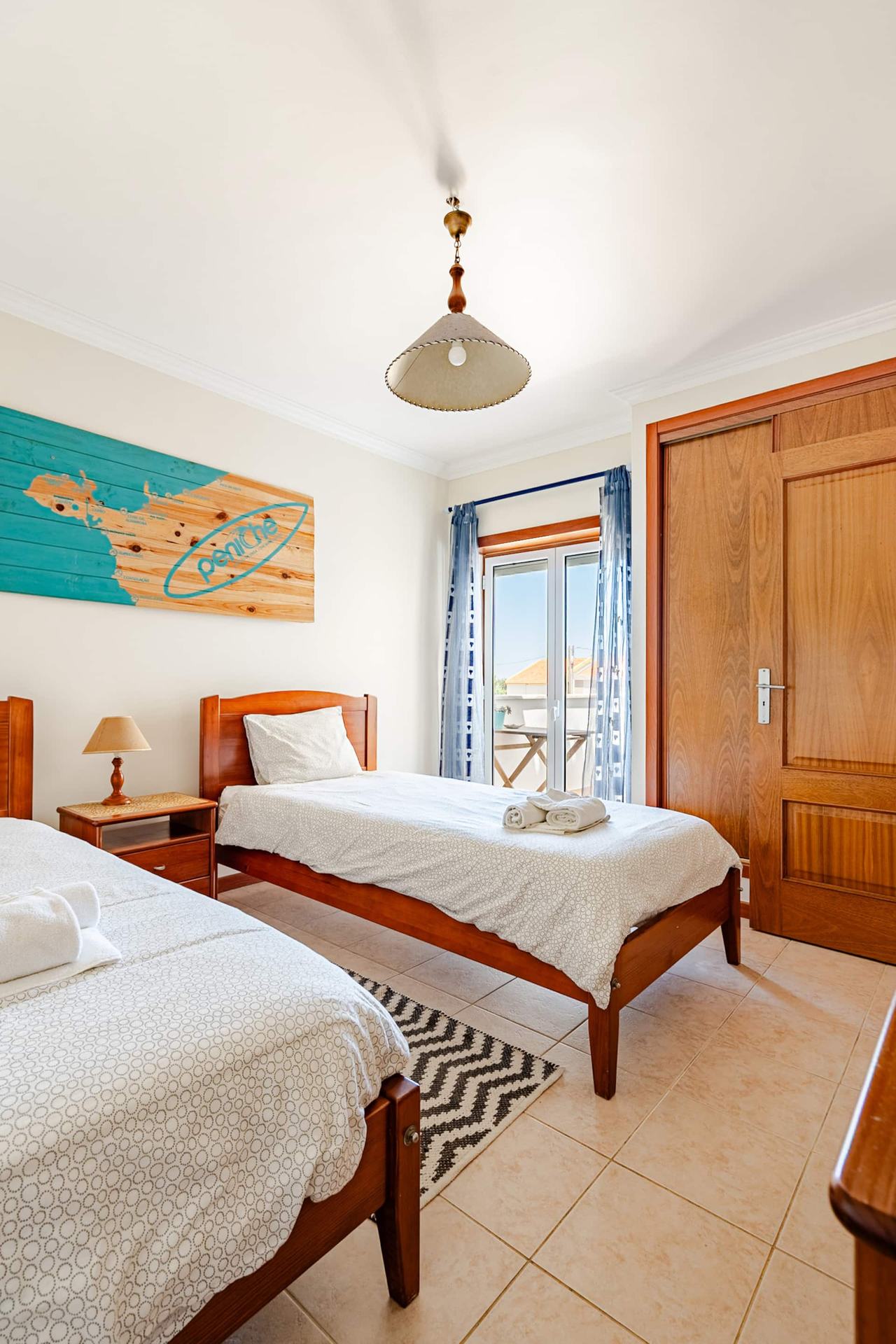 SurfPeniche Ocean View — bedroom with single beds in Peniche